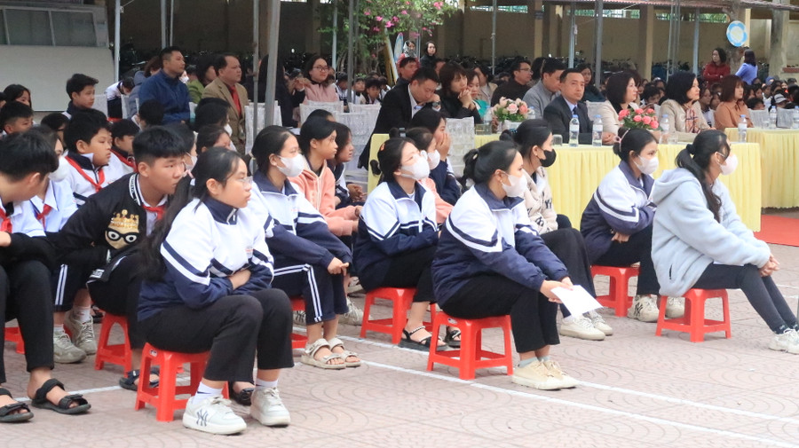 Học sinh tham dự chuyên đề. Học sinh tham dự chuyên đề.