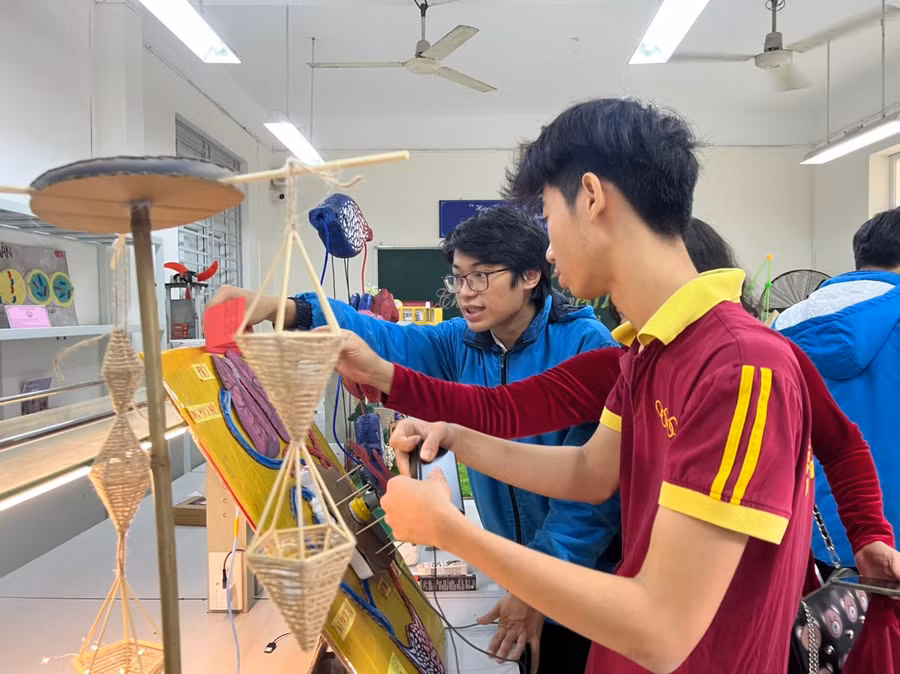 Em Phạm Tiến Đạt, học sinh lớp 11B2 và các bạn trong lớp thuyết trình về mô hình STEAM của mình.