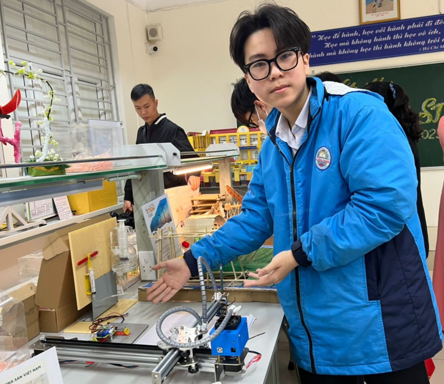 Đỗ Ngọc Minh Triết, học sinh lớp 10C3 đam mê với sản phẩm Máy vẽ và Máy kí. Đỗ Ngọc Minh Triết, học sinh lớp 10C3 đam mê với sản phẩm Máy vẽ và Máy kí.