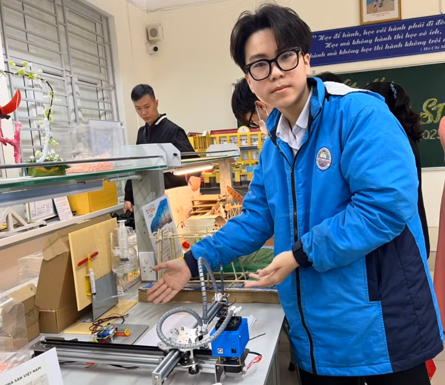 Đỗ Ngọc Minh Triết, học sinh lớp 10C3 đam mê với sản phẩm Máy vẽ và Máy kí.