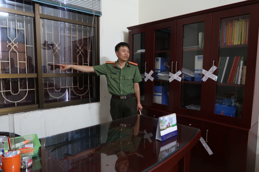 Cán bộ Công an TP lưu ý các Hội đồng thi dán niêm phong các cửa sổ phòng Chủ tịch Hội đồng, ngắt kết nối camera không được phép dùng.... Cán bộ Công an TP lưu ý các Hội đồng thi dán niêm phong các cửa sổ phòng Chủ tịch Hội đồng, ngắt kết nối camera không được phép dùng....