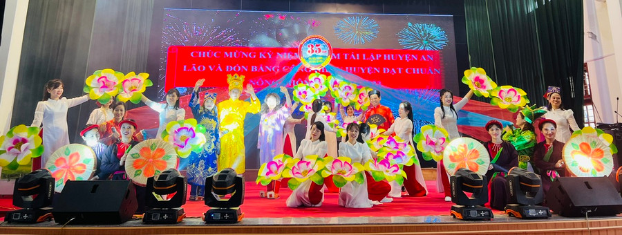 Phần thi tài năng thu hút sự tham gia của thầy cô giáo với các tiểu phẩm, hát, múa đặc sắc, hấp dẫn. Phần thi tài năng thu hút sự tham gia của thầy cô giáo với các tiểu phẩm, hát, múa đặc sắc, hấp dẫn.