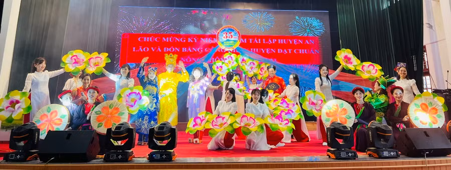 Phần thi tài năng thu hút sự tham gia của thầy cô giáo với các tiểu phẩm, hát, múa đặc sắc, hấp dẫn.