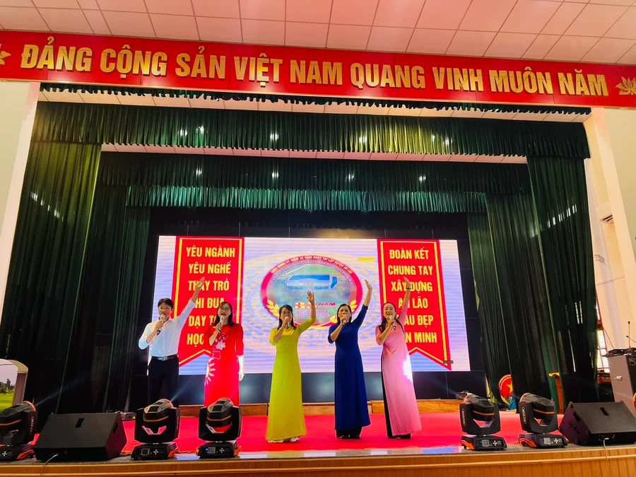 Màn thi chào hỏi đặc sắc.