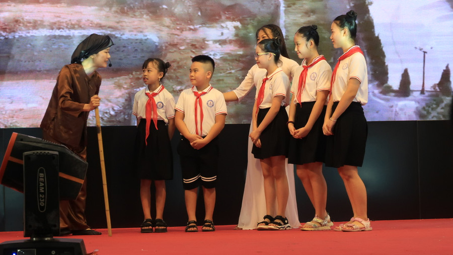 Cô trò tham gia Tiểu phẩm tìm hiểu lịch sử Núi Voi, huyện An Lão. Cô trò tham gia Tiểu phẩm tìm hiểu lịch sử Núi Voi, huyện An Lão.