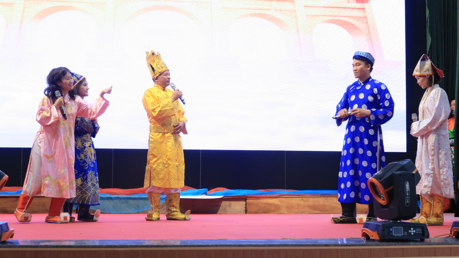 Tiểu phẩm hấp dẫn thu hút sự quan tâm, cổ vũ của khán giả. Tiểu phẩm hấp dẫn thu hút sự quan tâm, cổ vũ của khán giả.