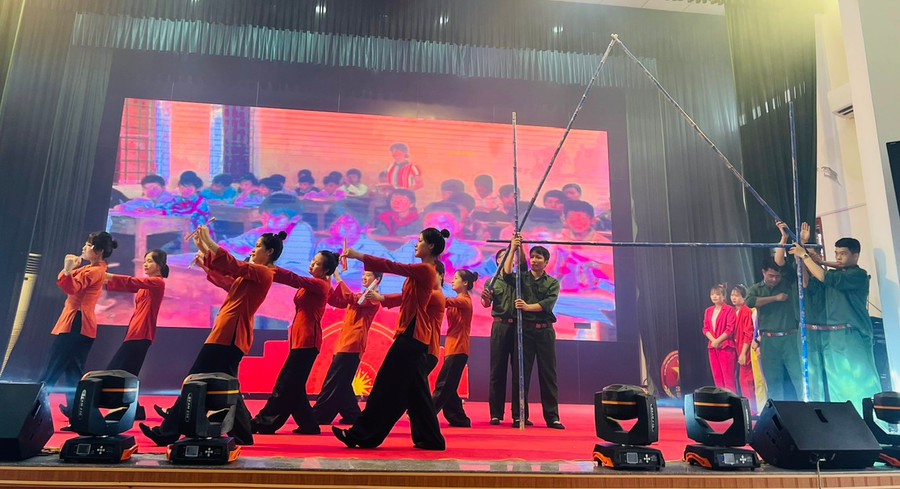Cuộc thi tìm hiểu về “An Lão - 35 năm Đổi mới và Phát triển" với phần thể hiện tài thú vị. Cuộc thi tìm hiểu về “An Lão - 35 năm Đổi mới và Phát triển" với phần thể hiện tài thú vị.