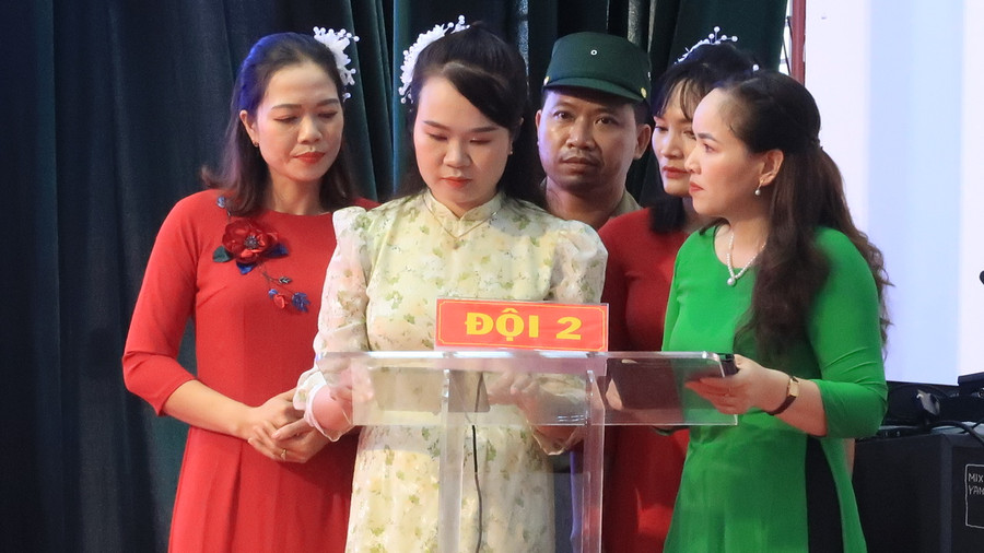Các thầy cô giáo tham gia phần thi Tìm hiểu. Các thầy cô giáo tham gia phần thi Tìm hiểu.