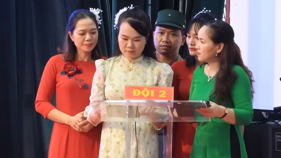 Các thầy cô giáo tham gia phần thi Tìm hiểu.