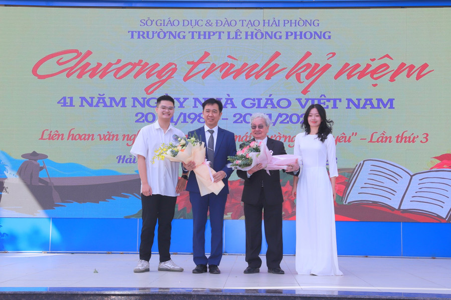 Học sinh Trường THPT Lê Hồng Phong tri ân các thầy.