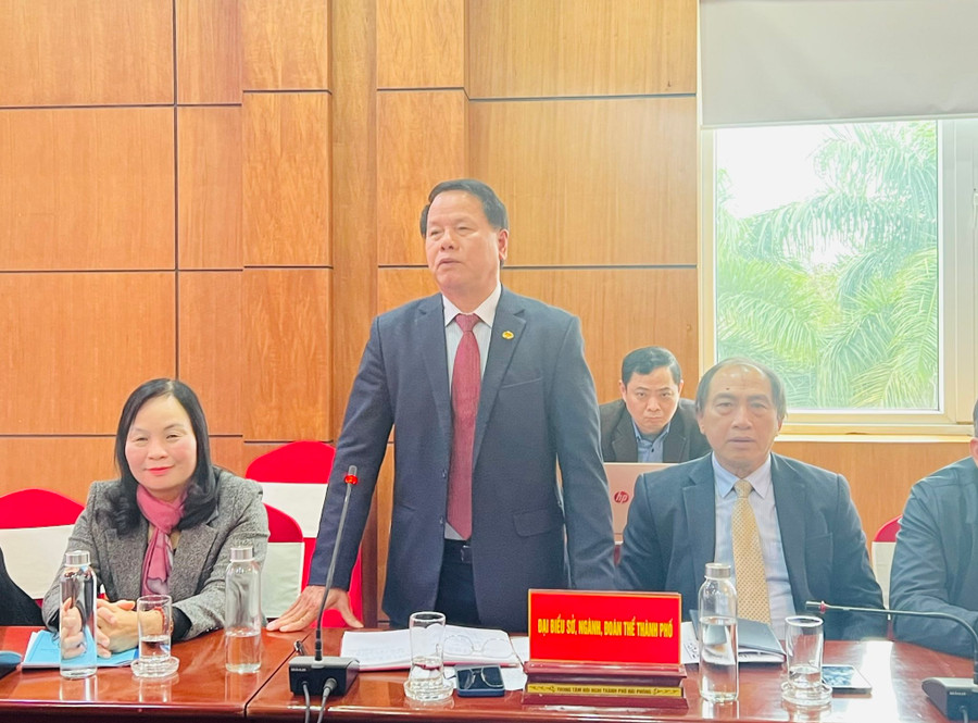 Ông Hoàng Xuân Đỉnh, Chủ tịch Hội khuyến học TP phát biểu tại Hội nghị.