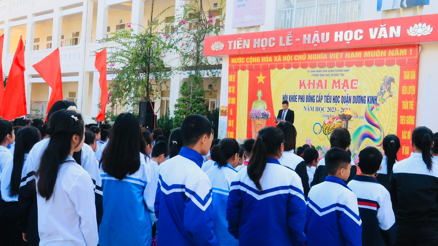 Chương trình diễn ra trong không khí toàn ngành thi đua hướng về những ngày lễ lớn. Chương trình diễn ra trong không khí toàn ngành thi đua hướng về những ngày lễ lớn.