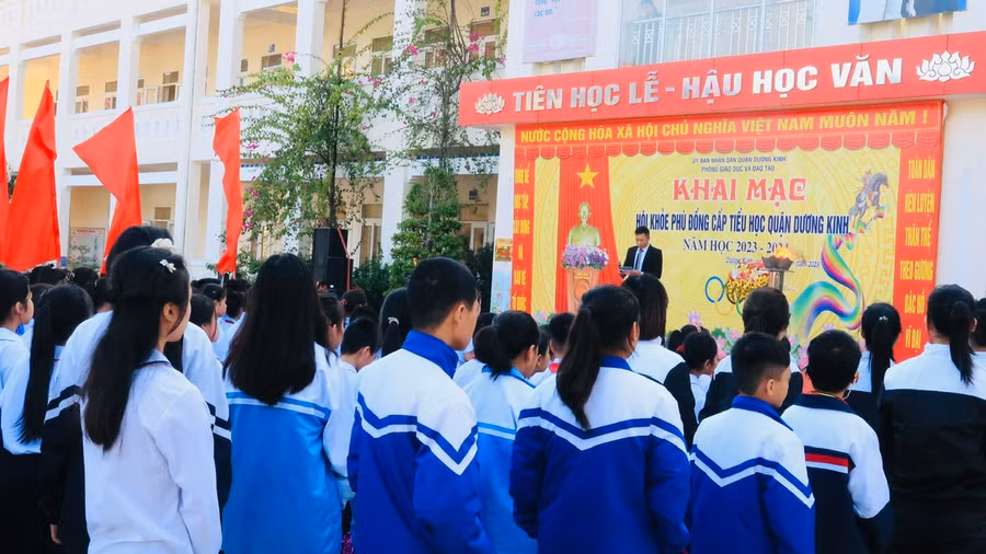 Chương trình diễn ra trong không khí toàn ngành thi đua hướng về những ngày lễ lớn.