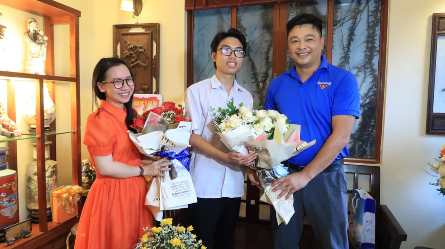 Thầy cô Trường THPT chuyên Trần Phú chúc mừng Trọng Thành.