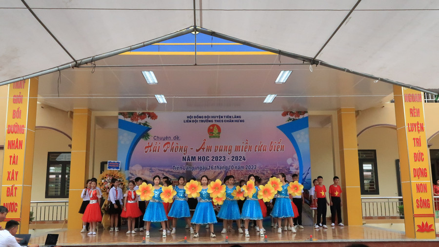 Học sinh cùng màn múa hát sôi động.