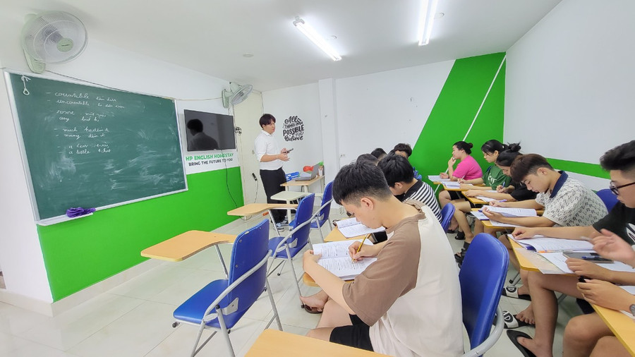 Hùng Khánh(áo trắng) đứng lớp giải đáp thắc mắc cho học viên. Hùng Khánh(áo trắng) đứng lớp giải đáp thắc mắc cho học viên.