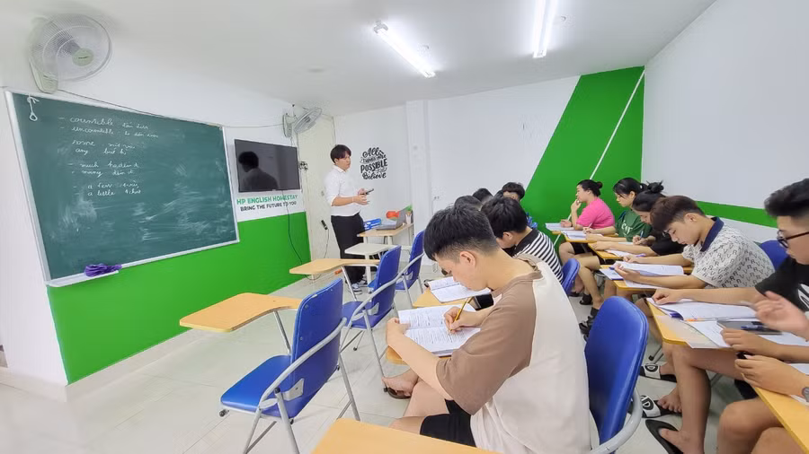 Hùng Khánh(áo trắng) đứng lớp giải đáp thắc mắc cho học viên.