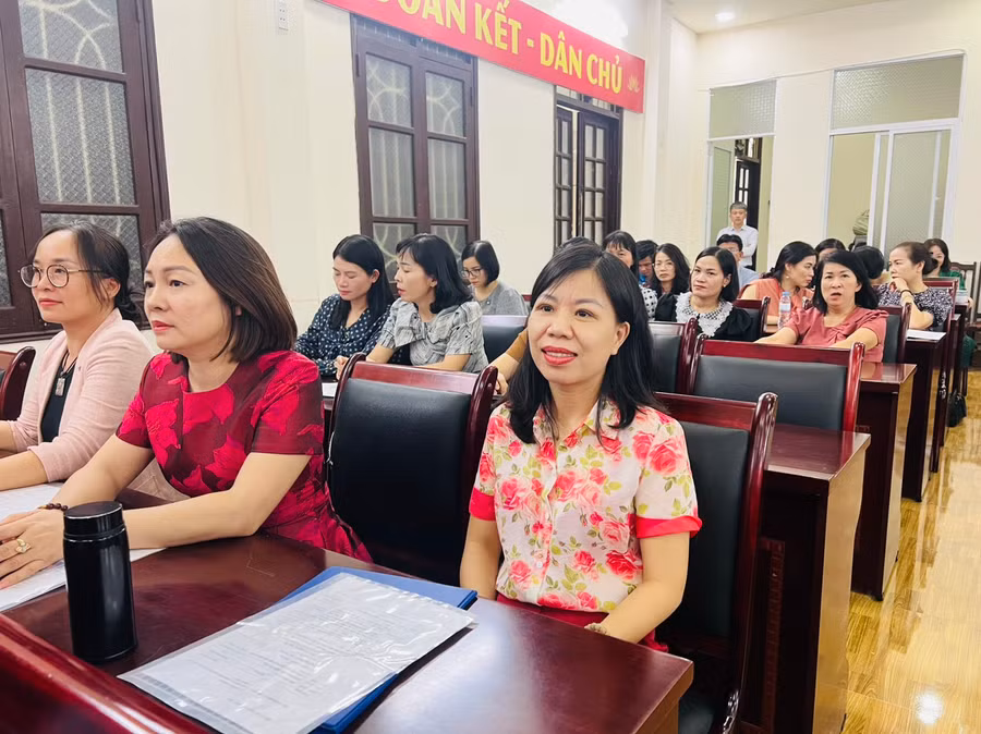 Cô Bích Hương (áo hoa đỏ) cùng đồng nghiệp dự Hội nghị trao đổi cùng Bộ trưởng bộ GD&ĐT. Cô Bích Hương (áo hoa đỏ) cùng đồng nghiệp dự Hội nghị trao đổi cùng Bộ trưởng bộ GD&ĐT.