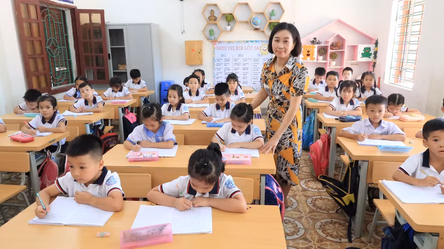 Nhà trường hiện đang thực hiện 32 tiết/tuần với lớp 1 và lớp 2.