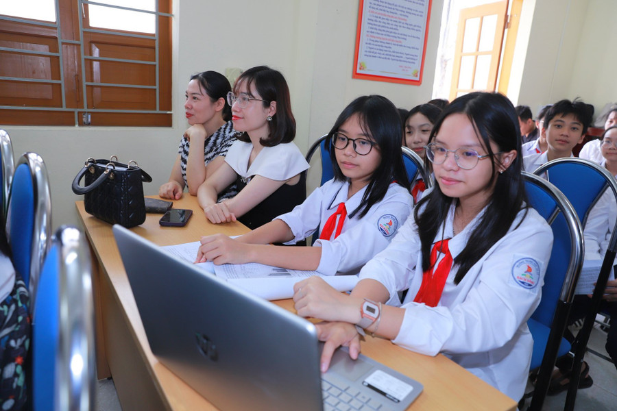 Học sinh tham dự lễ khai mạc cuộc thi.