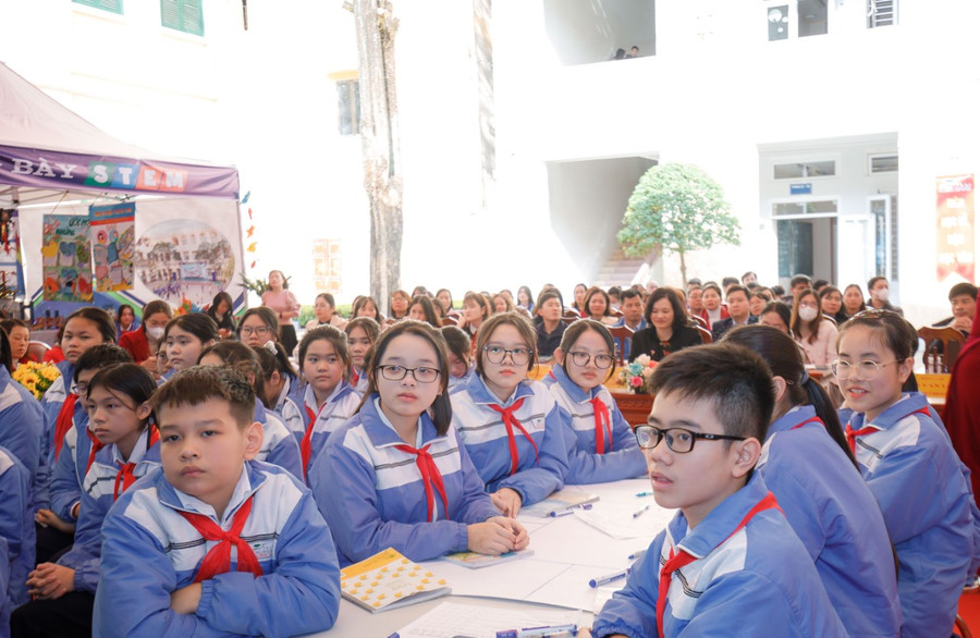 Học sinh tham dự chuyên đề. Học sinh tham dự chuyên đề.