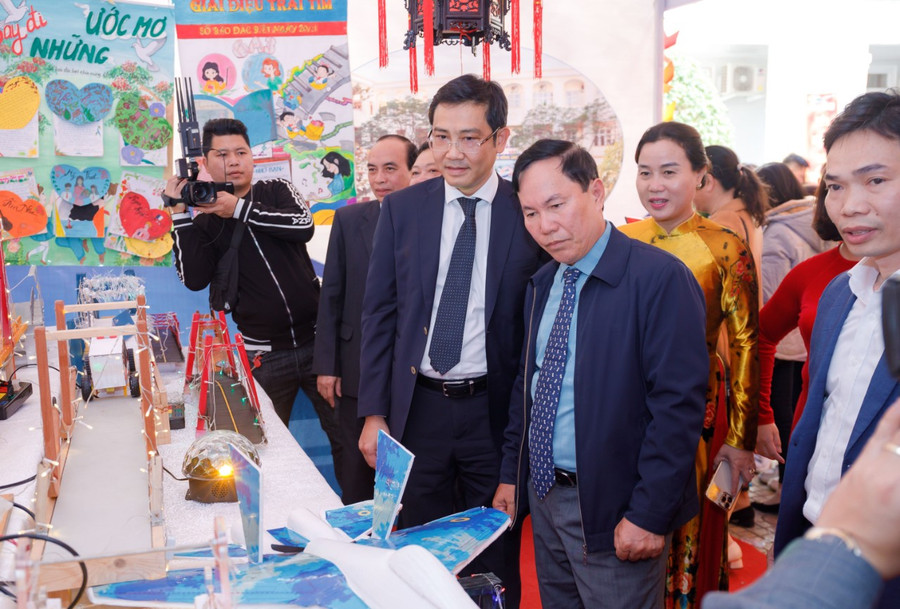 Lãnh đạo ngành Giáo dục và Quận uỷ, UBND quận Hồng Bàng thăm quan mô hình STEM của học sinh Trường THCS Hồng Bàng. Lãnh đạo ngành Giáo dục và Quận uỷ, UBND quận Hồng Bàng thăm quan mô hình STEM của học sinh Trường THCS Hồng Bàng.