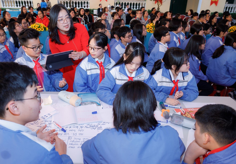 Dưới sự hướng dẫn của giáo viên, các em học sinh thực hiện ý tưởng của mình từ kiến thức lí thuyết đã được học. Dưới sự hướng dẫn của giáo viên, các em học sinh thực hiện ý tưởng của mình từ kiến thức lí thuyết đã được học.