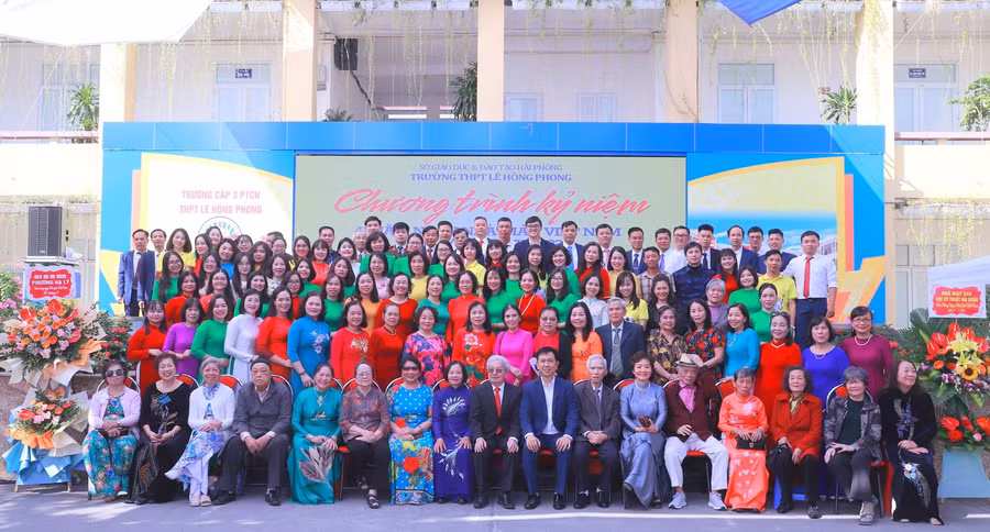 Tập thể cán bộ, giáo viên Trường THPT Lê Hồng Phong qua các thời kì.