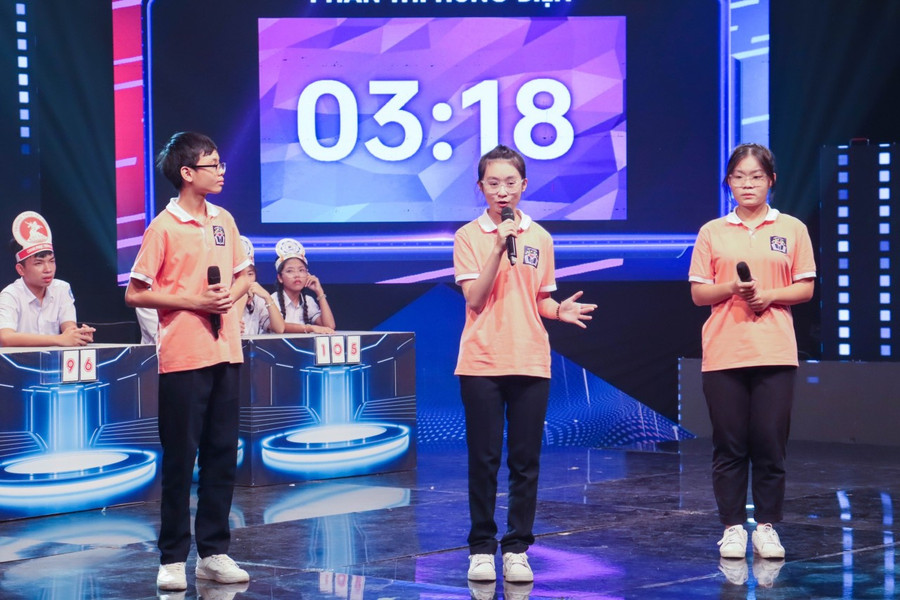 Đội chơi THCS Trần Phú thể hiện tài năng xuất sắc qua các phần thi.