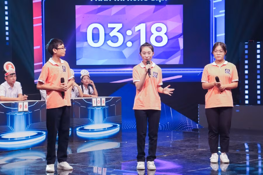 Đội chơi THCS Trần Phú thể hiện tài năng xuất sắc qua các phần thi.