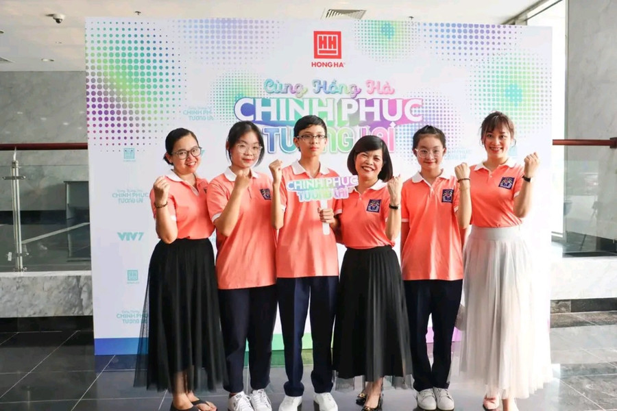 Cô trò nhà trường cùng &quot;Chinh phục tương lai&quot;.