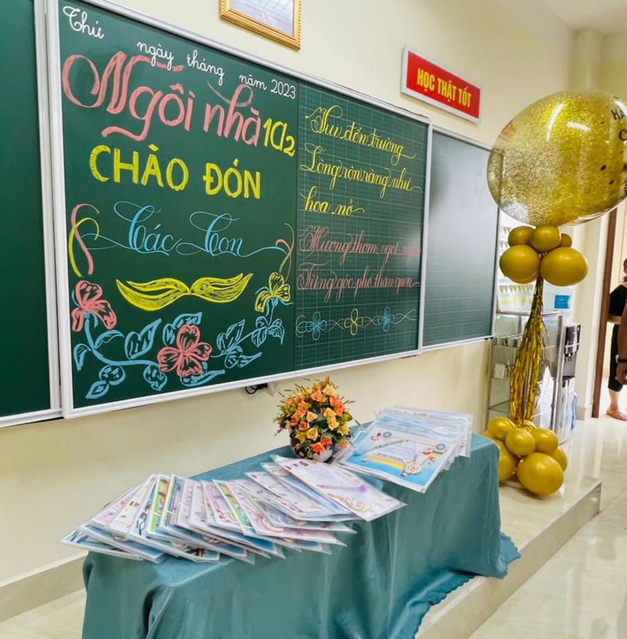 Thầy cô đón trò tựu trường trong niềm vui hân hoan.