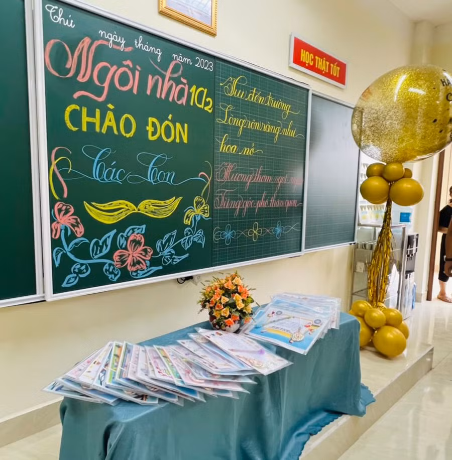 Thầy cô đón trò tựu trường trong niềm vui hân hoan.