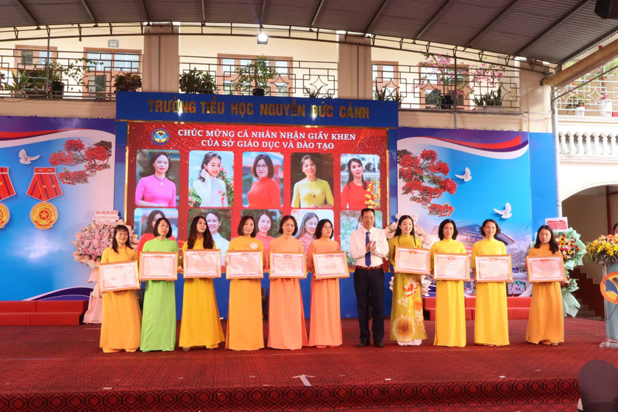 Ông Phạm Quốc Hiệu, Phó Giám đốc Sở GD&amp;ĐT tặng Giấy khen cho giáo viên đạt thành tích.