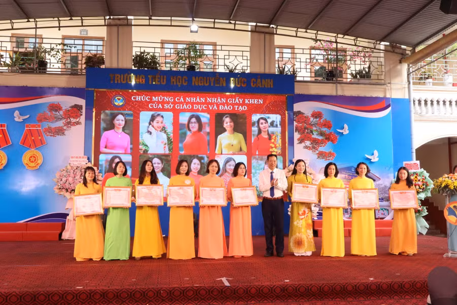 Ông Phạm Quốc Hiệu, Phó Giám đốc Sở GD&amp;ĐT tặng Giấy khen cho giáo viên đạt thành tích.