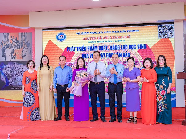 Lãnh đạo Sở GD&ĐT và quận Kiến An tặng hoa chúc mừng cô giáo thực hiện chuyên đề. Lãnh đạo Sở GD&ĐT và quận Kiến An tặng hoa chúc mừng cô giáo thực hiện chuyên đề.