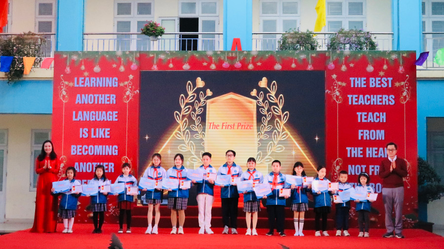 Lãnh đạo nhà trường trao thưởng cho học sinh. Lãnh đạo nhà trường trao thưởng cho học sinh.
