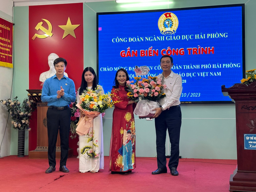 Lãnh đạo Sở tặng khen cán bộ, giáo viên Trường THPT Nguyễn Đức Cảnh. Lãnh đạo Sở tặng khen cán bộ, giáo viên Trường THPT Nguyễn Đức Cảnh.