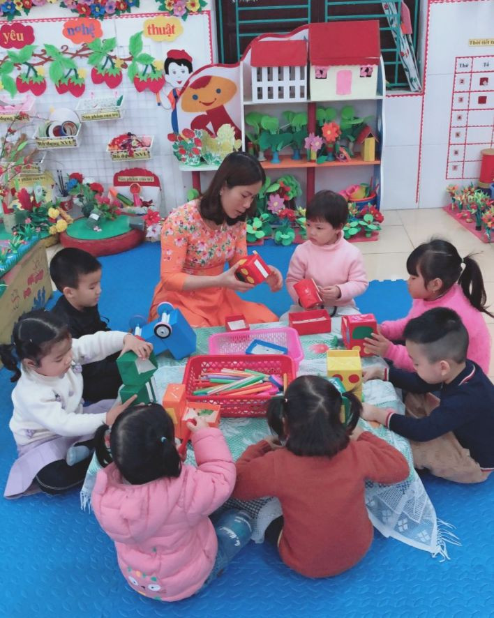 “Với giáo viên mầm non, điều đặc biệt của nghề là bên cạnh tư cách là nhà giáo, chúng tôi còn là bảo mẫu của các con trẻ&quot;.