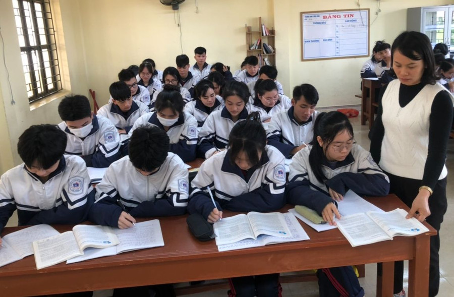 Cô trò lớp 12 Trường THPT Tiên Lãng, huyện Tiên Lãng trong giờ học.