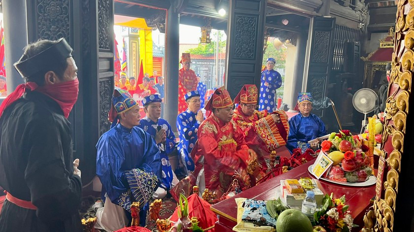 Phần lễ được thực hiện nghiêm trang, theo phong tục địa phương.