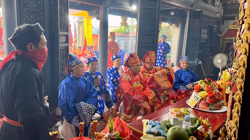 Phần lễ được thực hiện nghiêm trang, theo phong tục địa phương.
