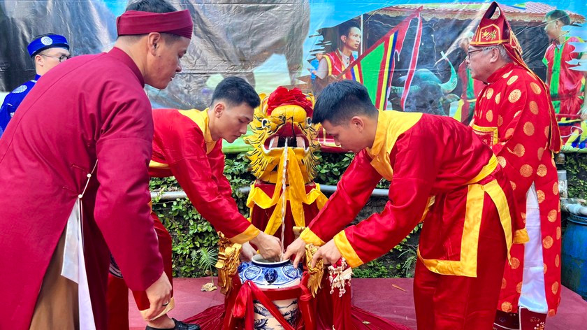 Nghi lễ rước nước trong Lễ hội chọi trâu truyền thống Đồ Sơn.