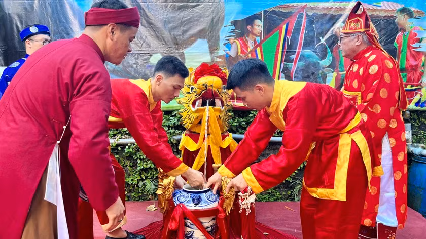 Nghi lễ rước nước trong Lễ hội chọi trâu truyền thống Đồ Sơn.