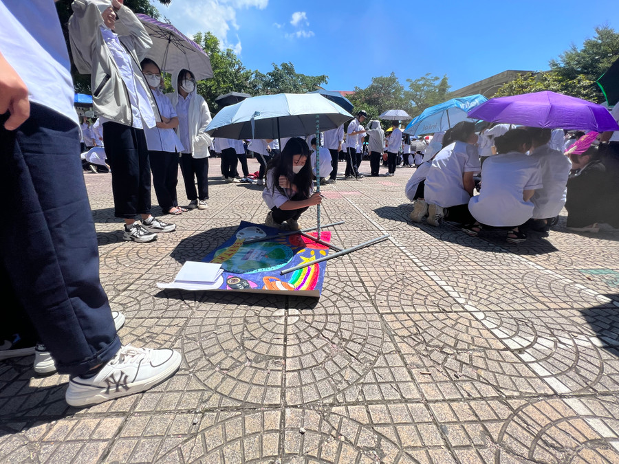 Các nhóm phân công thực hành đo chu vi trái đất.