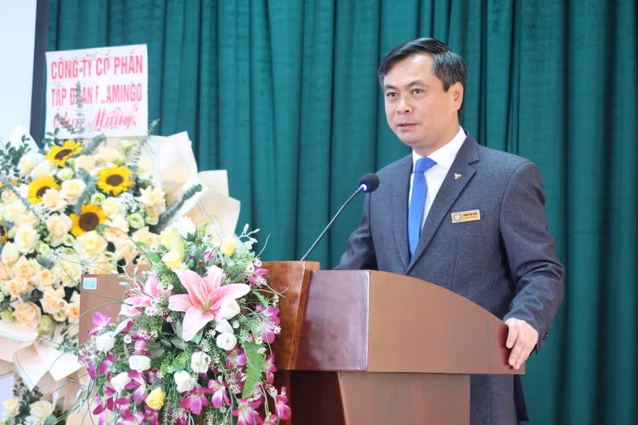 Thầy Phạm Văn Long, Hiệu trưởng Trường Cao đẳng Du lịch Hải Phòng ghi nhận những nỗ lực cố gắng của sinh viên trong quá trình rèn luyện tại trường.