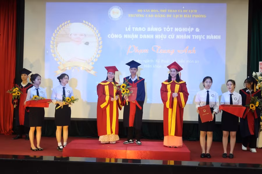 Ngay khi nhận Bằng tốt nghiệp đã được nhiều doanh nghiệp kinh doanh du lịch lớn trên địa bàn Hải Phòng và một số tỉnh, thành lân cận kí hợp đồng lao động.