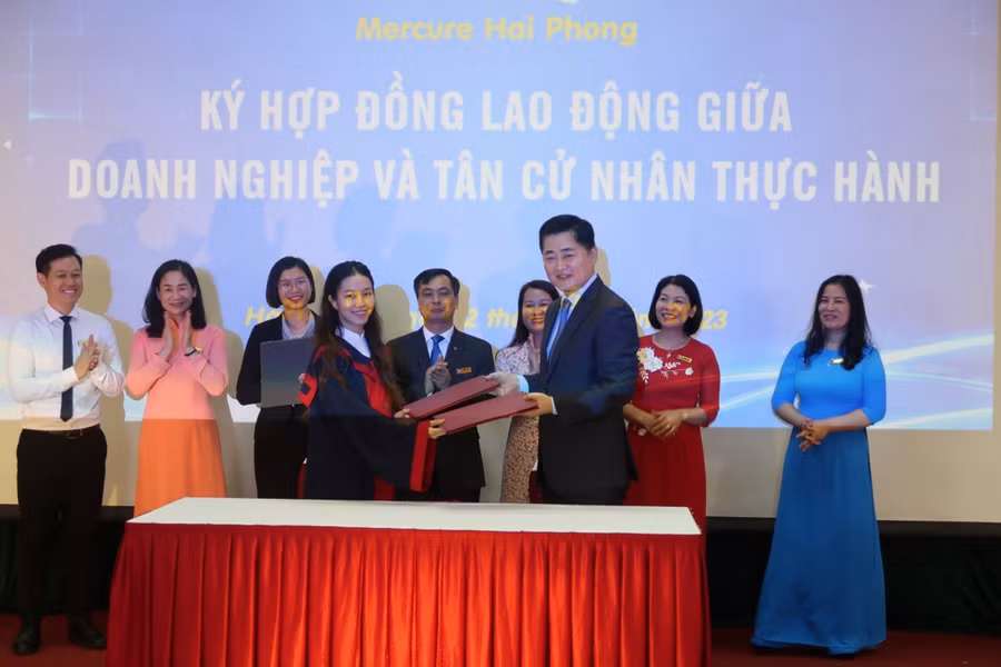 Tân cử nhân thực hành Tạ Thị Quỳnh Trang kí hợp đồng lao động với ông Lee Don Min, Tổng quản lý khách sạn Mercure Hải Phòng.