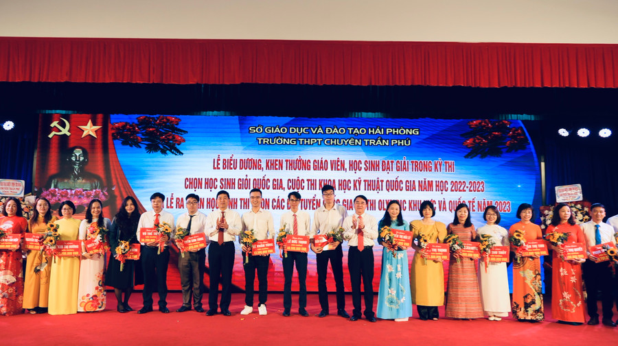 Giáo viên có thành tích bồi dưỡng học sinh giỏi quốc gia được khen thưởng. Giáo viên có thành tích bồi dưỡng học sinh giỏi quốc gia được khen thưởng.