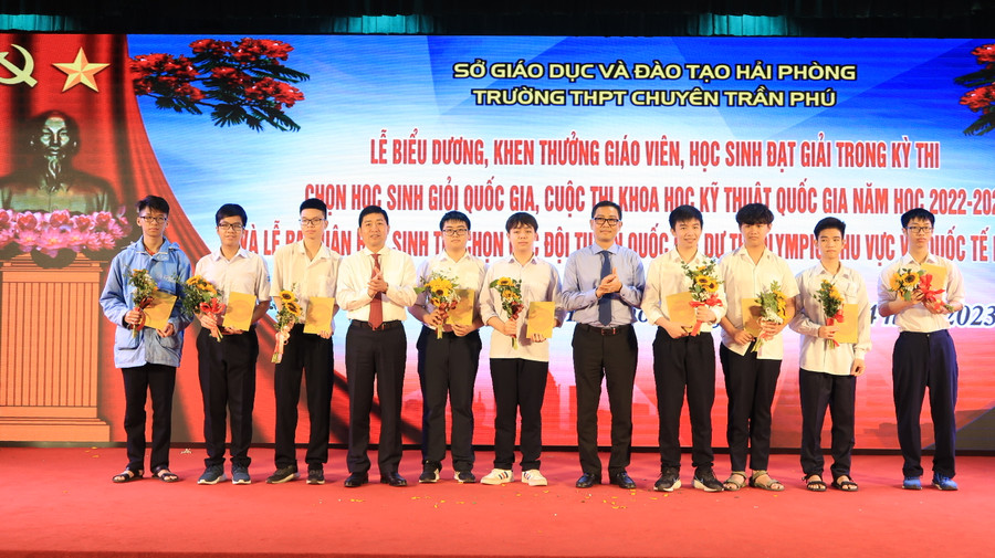 9 học sinh được chọn tham dự kì thi chọn đội tuyển quốc gia dự thi Olympic quốc tế và khu vực, thuộc các môn Toán, Lý, Hoá, Sinh, Tin. 9 học sinh được chọn tham dự kì thi chọn đội tuyển quốc gia dự thi Olympic quốc tế và khu vực, thuộc các môn Toán, Lý, Hoá, Sinh, Tin.